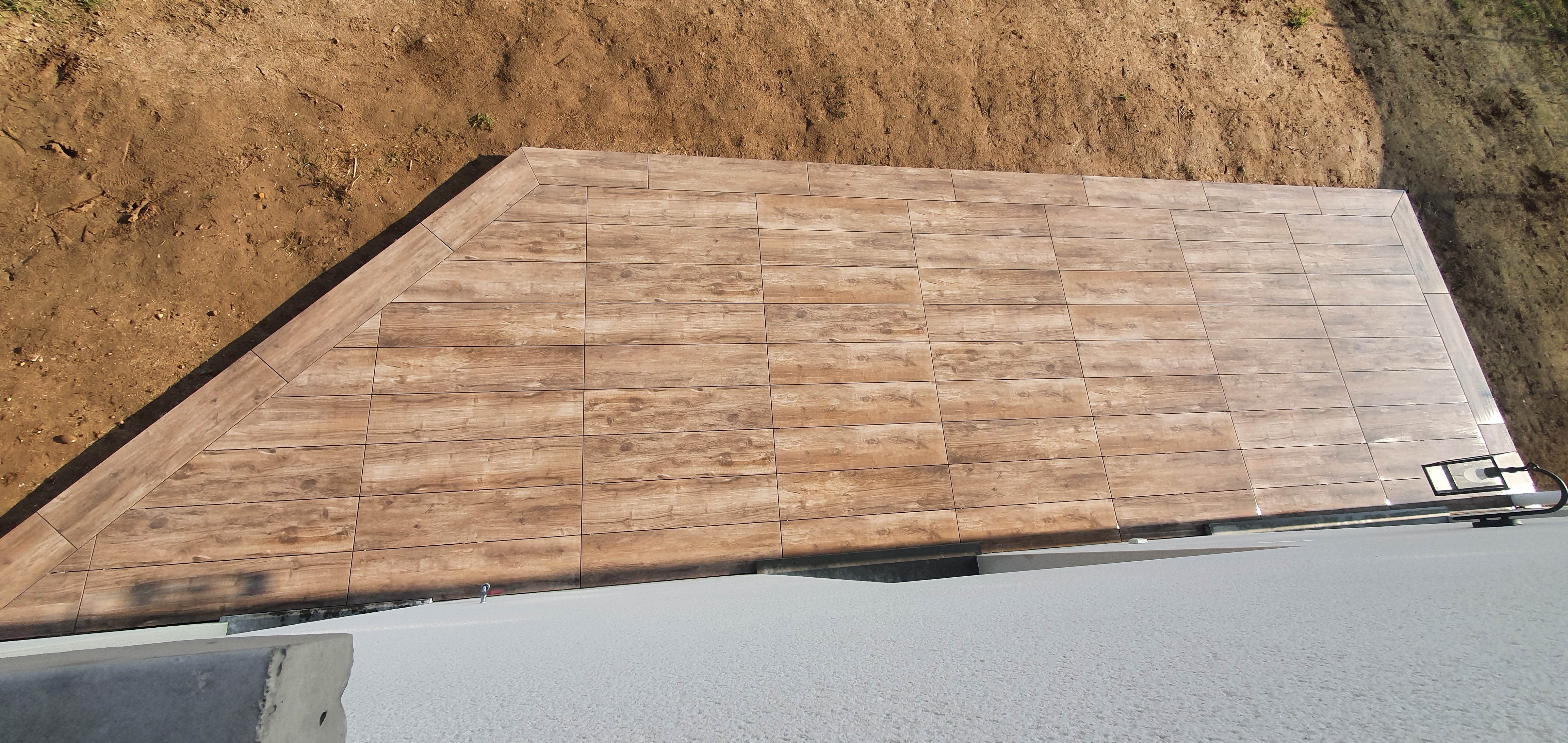 Pose de carrelage de terrasse sur plot imitation bois La Teste-De-Buch -  Carreleurs des Grands Lacs