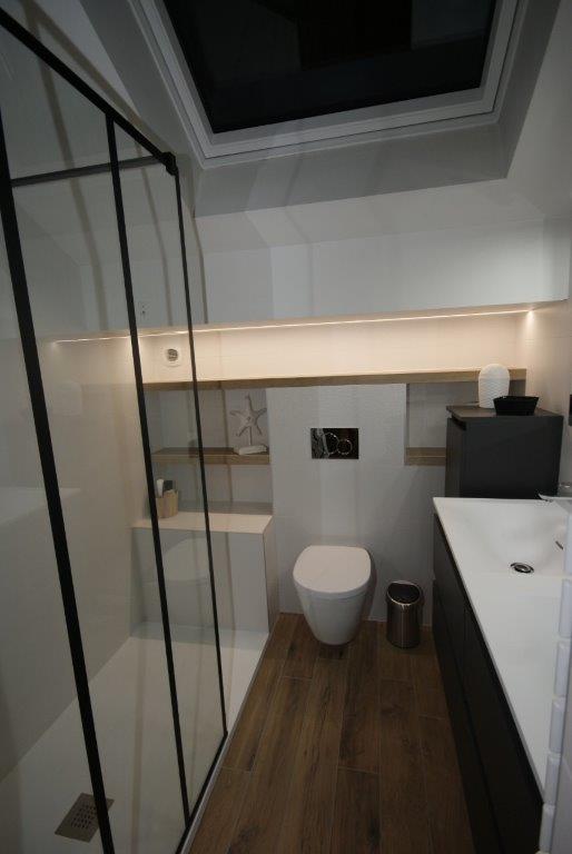 anzile salle de bains clé en main - wc - meuble double vasque - miroir - carrelage - déco - mansarde