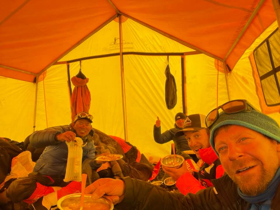 Jonathan Kubler - John Horn - sponsoring Anzile Carrelage - Everest summit - sommet lhotse - 2021 - couvreur montigny les metz - client anzile carrelage marly equipe
