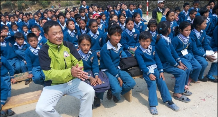 cagnotte leetchi - un couvreur sur le toit du monde - jonathan kubler - association népal - distribution uniformes écoliers et matériel scolaire- Anzile Carrelage sponsor