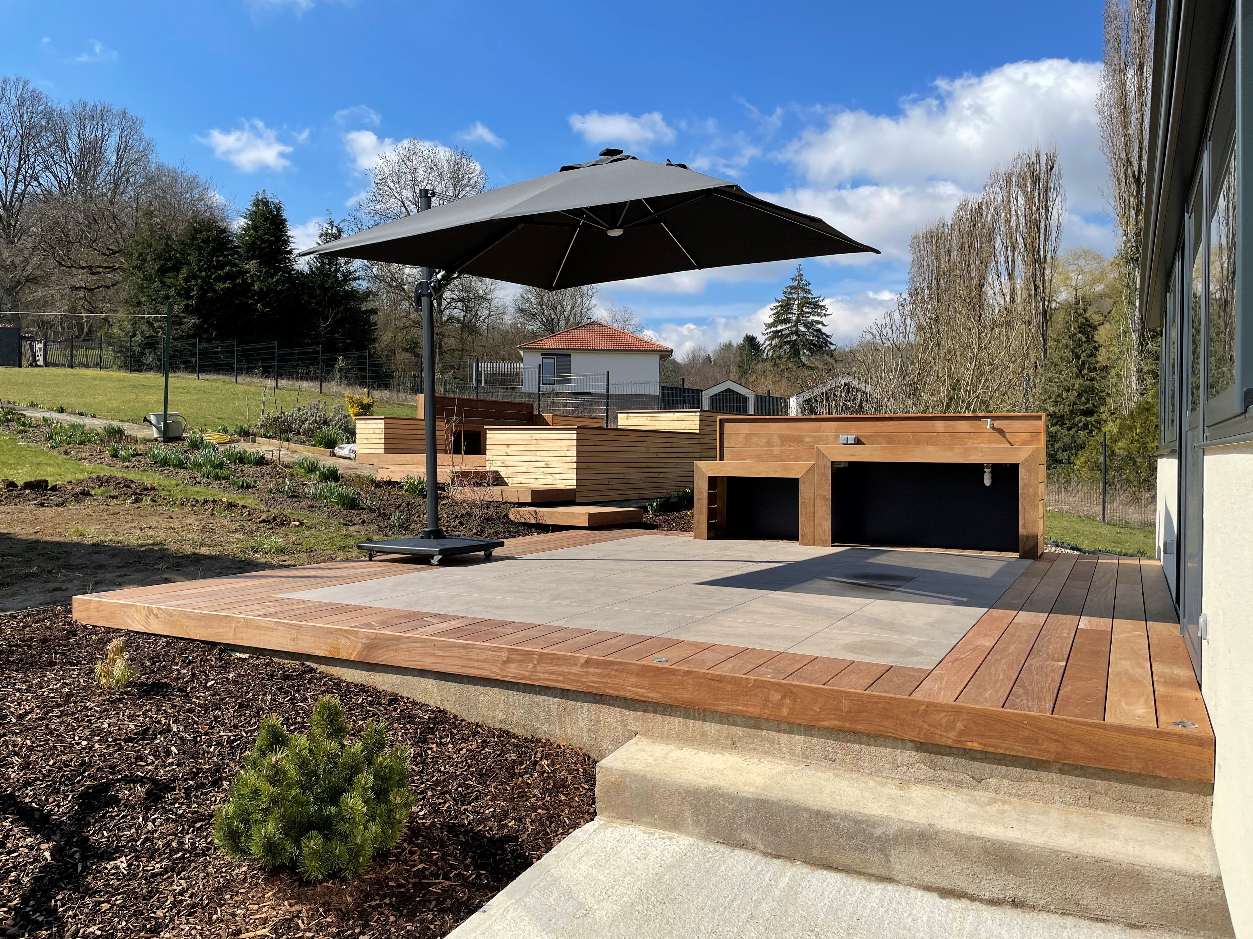 terrasse anzile carrelage 2 cm kaamos gris beige - effet béton - bi-matière avec bois - design - inspiration terrasse moderne