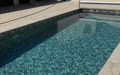 Terrasse et piscine en grès cérame imitation travertin
