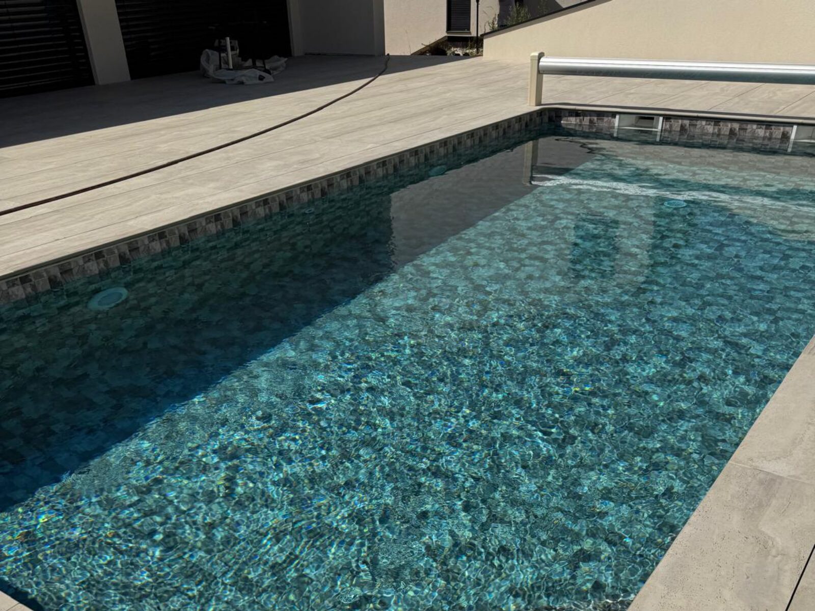 Terrasse et piscine en grès cérame imitation travertin - Anzile Carrelages